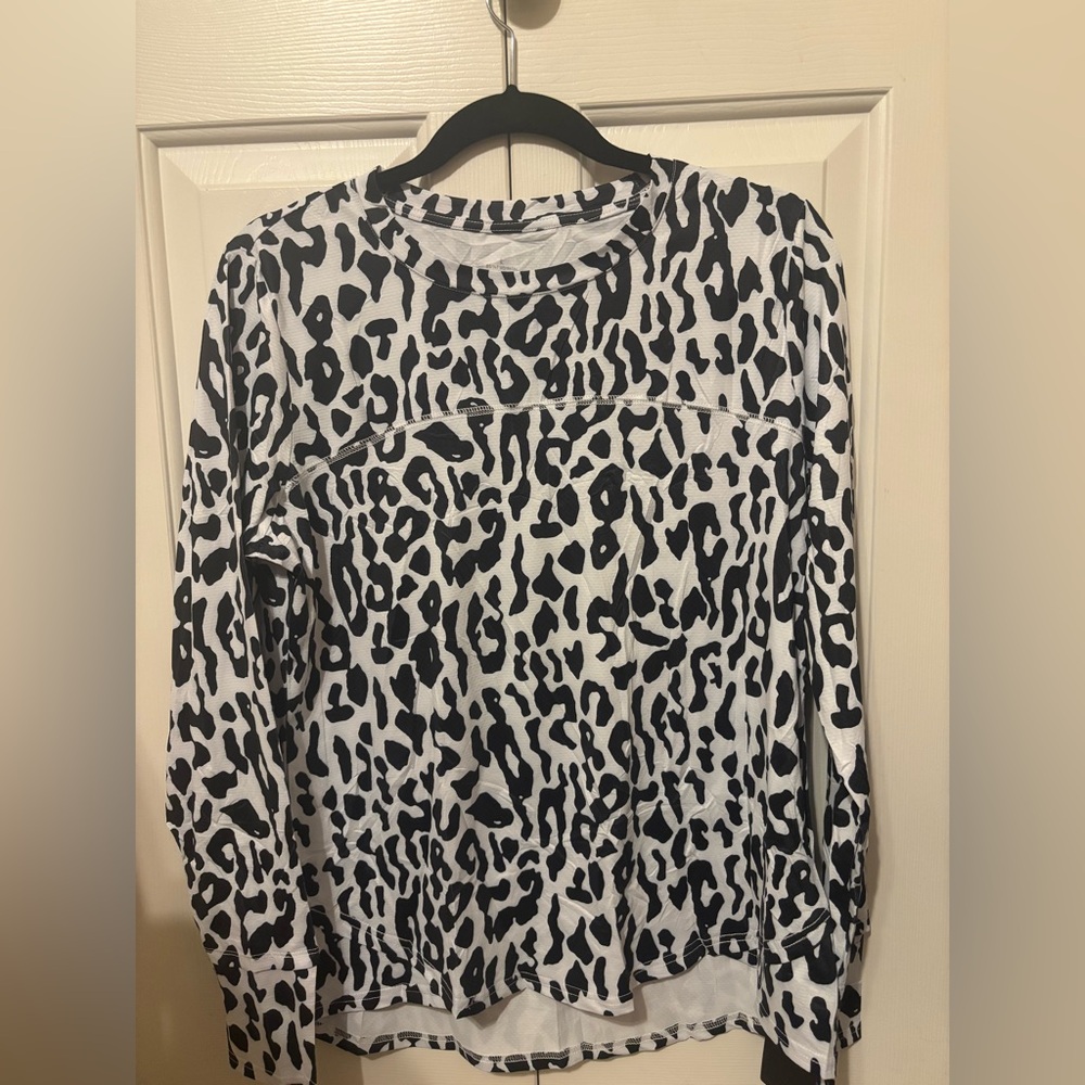 Blingfit Women’s Black and White Leopard Print Long Sleeve Top size Large